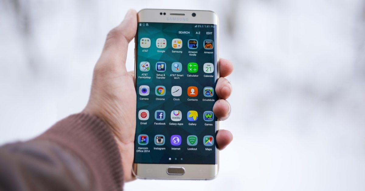 satem App 主界面在深色手机屏幕上亮起，电光蓝的导航栏映着夜色，桌面整齐排布着功能入口